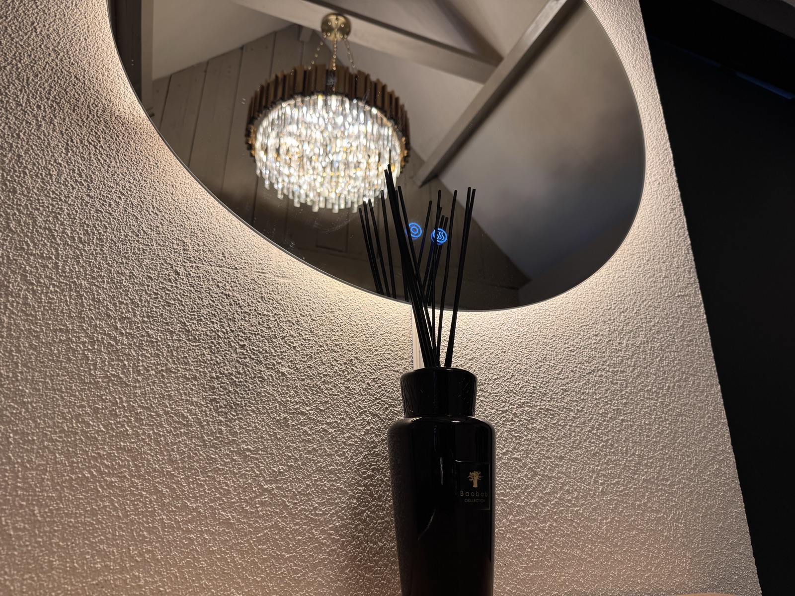 Sfeervolle spiegel en verlichting in de salon van Witte Tanden Oisterwijk